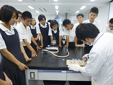 猶興館高校（長崎県平戸市）の高校生が訪問し「研究活動 ”医薬の現場からナナナ！？”（なぜ、なに、なるほど）」を行いました。