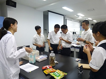 猶興館高校（長崎県平戸市）の高校生が訪問し「研究活動 ”医薬の現場からナナナ！？”（なぜ、なに、なるほど）」を行いました。